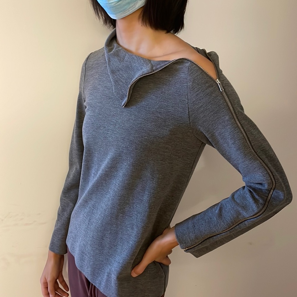 Stylish COS Sweatshirt with Size Zip